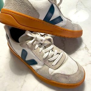 Veja V-10 sneakers